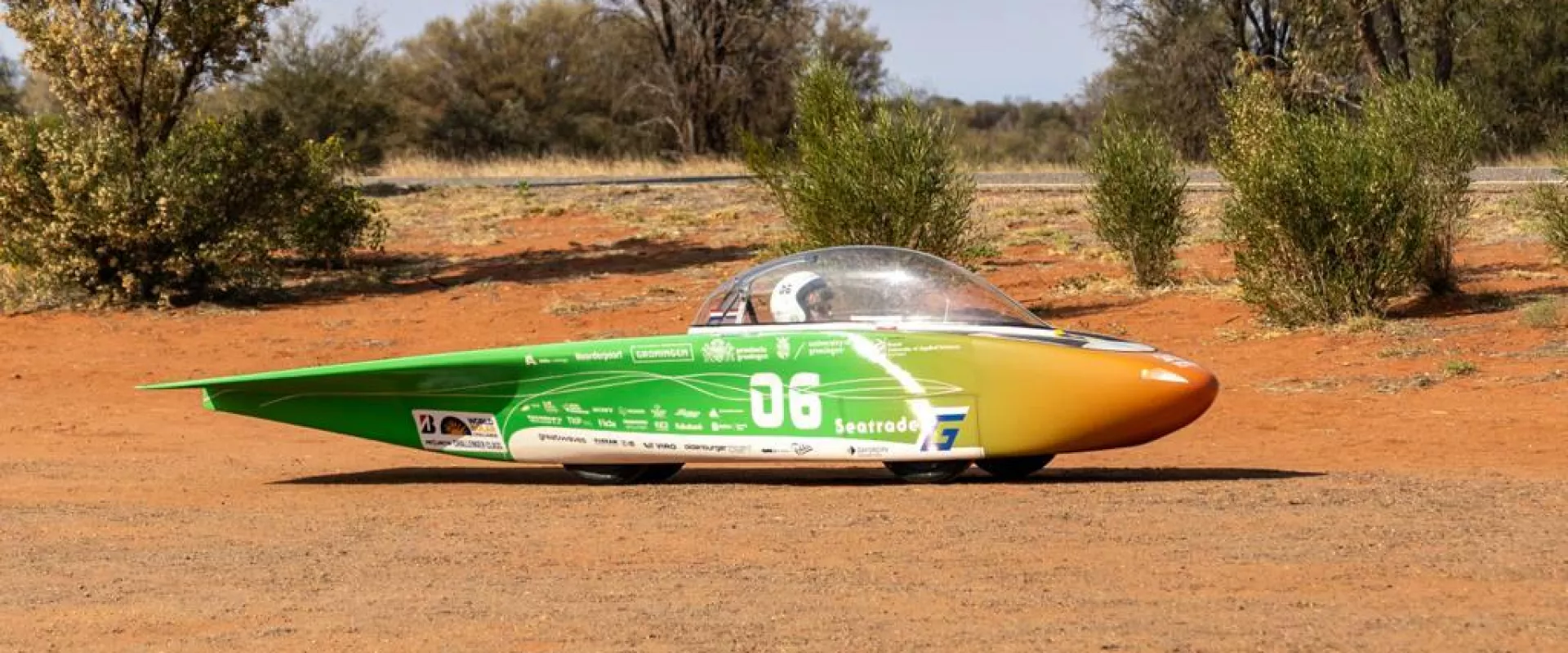 Zonneauto in het Australische landschap