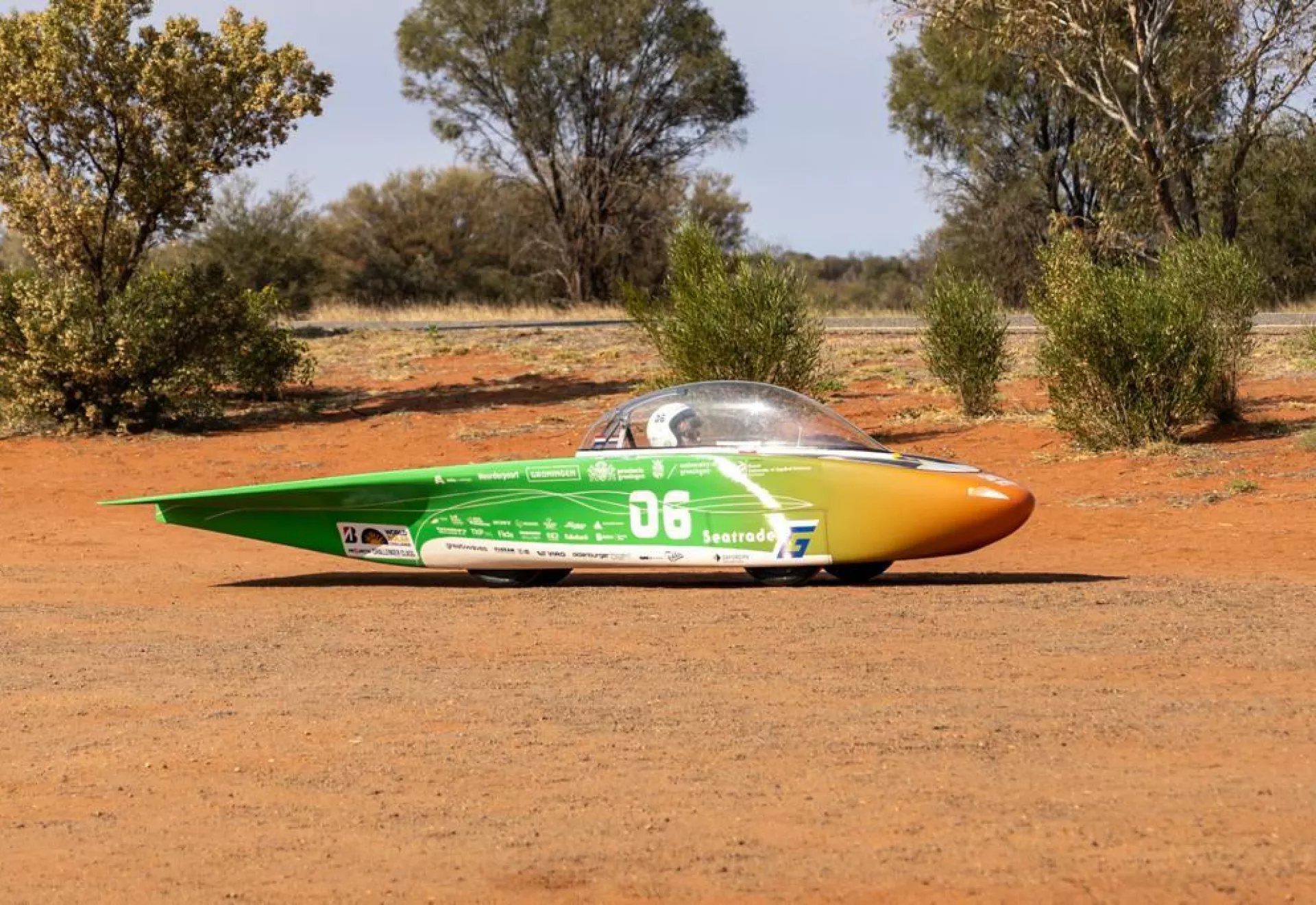 Zonneauto in het Australische landschap