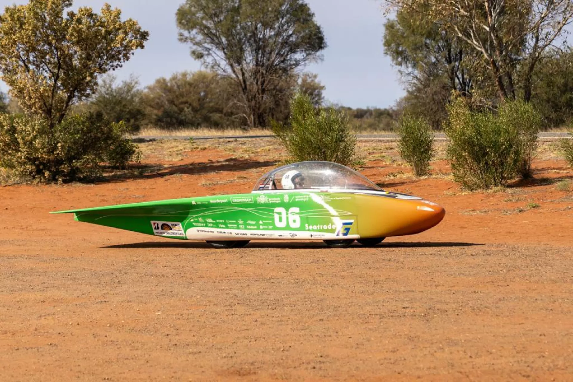 Zonneauto in het Australische landschap